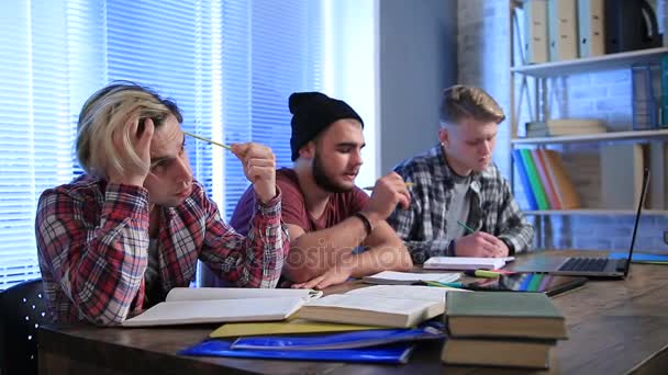 Estudantes sentados em uma sala de aula e estudando
 - Filmagem, Vídeo