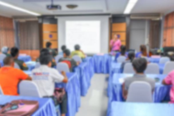 enfoque borroso, estudiante sentado en un aula con pantalla de diapositivas frente al profesor y proyector
 - Foto, Imagen