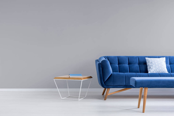 Grey room with blue couch - Foto, afbeelding