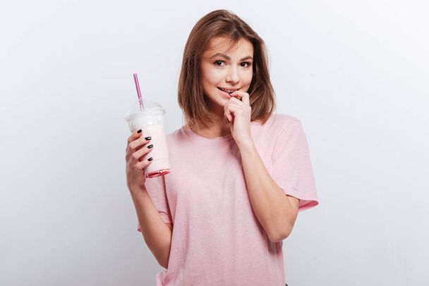 Cheerful young woman holding cocktail - Foto, immagini