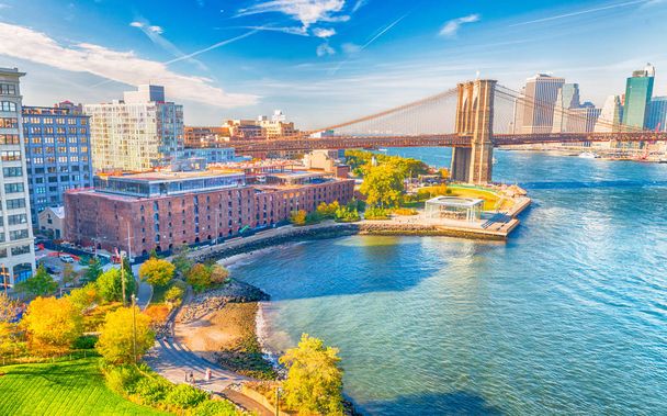 Alsó-Manhattan látképe Manhattan-híd és egy szép napon - Fotó, kép