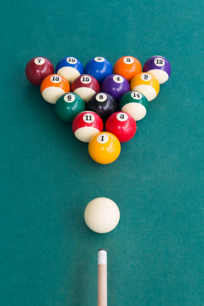 Visão aérea de bilhar bilhar bolas de snooker na mesa verde
   - Foto, Imagem