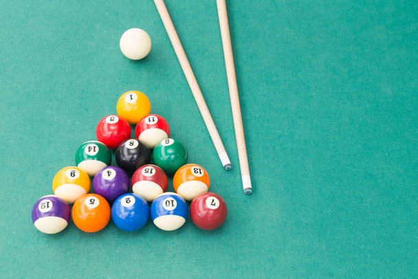 Snooker biljart pool ballen en cue opplakken groene tafel  - Foto, afbeelding