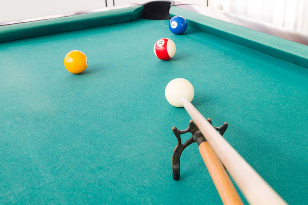 Viser balle à l'aide de rallonge bâton pendant le jeu billards snooker
 - Photo, image