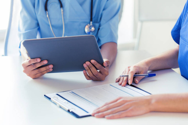 primer plano de los médicos con tableta PC en el hospital
 - Foto, Imagen
