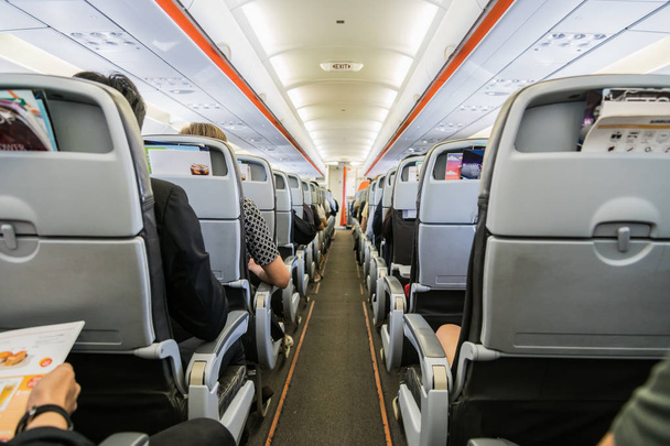 Flugzeug mit Passagieren auf Sitzen, die auf den Start warten - Foto, Bild