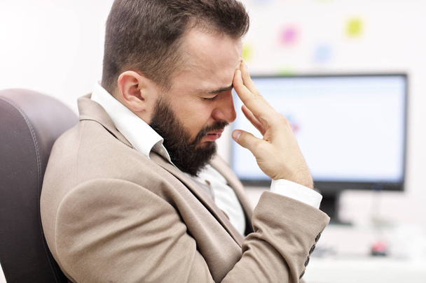 Businessman suffering from headache - Foto, immagini