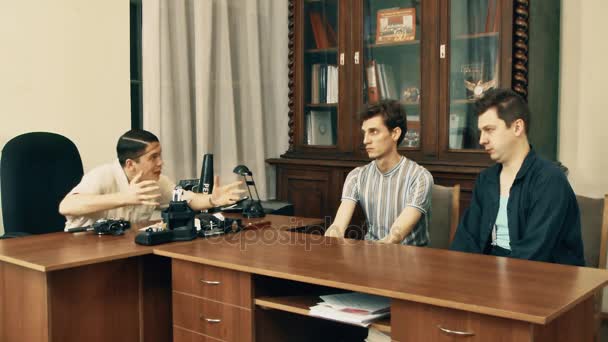 Filmproduzent im Haarnetz zornig im Gespräch mit Büroangestellten über Drehbuch - Filmmaterial, Video