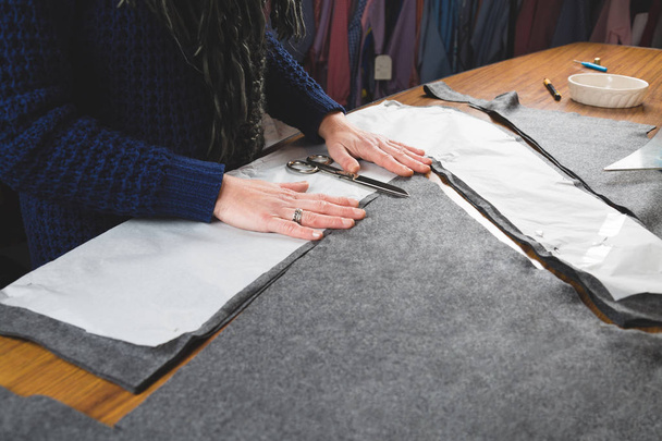 Seamstress hands cutting fabric - Fotó, kép