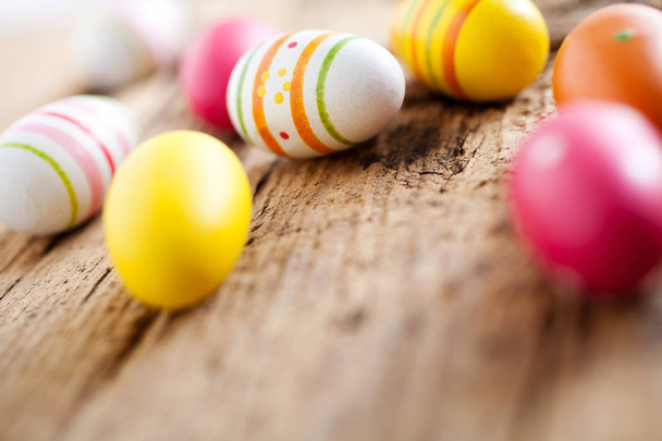 uova di Pasqua sul tavolo di legno - Foto, immagini