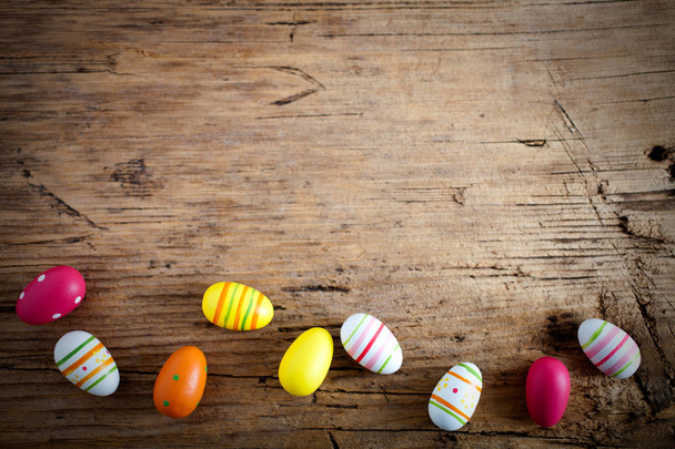 uova di Pasqua sul tavolo di legno - Foto, immagini