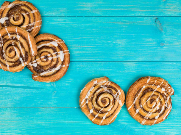 Kaneli pyörii Tanskan aamiainen leivonnaiset
 - Valokuva, kuva
