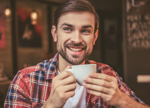 Hombre guapo en el café
 - Foto, Imagen