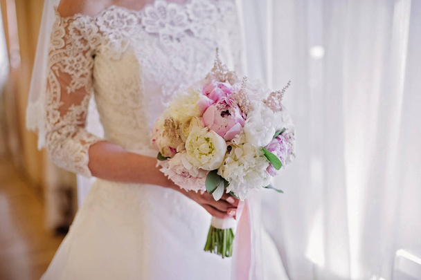 Bride holding delicate marriage bouquet - Foto, Bild