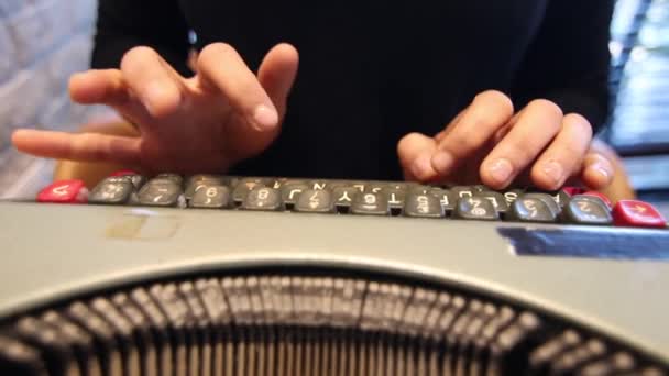 Hands on typewriter machine - Felvétel, videó