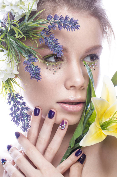 schöne Mädchen mit Kunst-Make-up, Blumen und Design-Nägel Maniküre. Schönheit Gesicht. - Foto, Bild