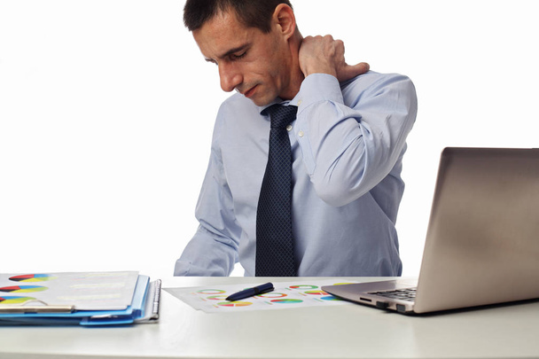 Homme d'affaires souffrant de douleurs au dos et au cou dans son bureau. Concept de soulagement de la douleur
 - Photo, image
