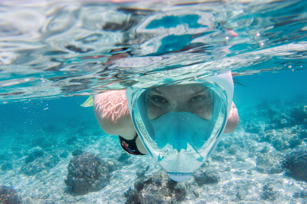 Mujer buceando bajo el agua
 - Foto, imagen