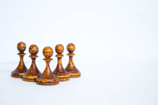 Tablero de ajedrez viejo con piezas de madera sobre fondo blanco
. - Foto, Imagen