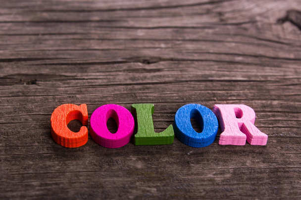 Kleur word aangebracht van houten letters - Foto, afbeelding