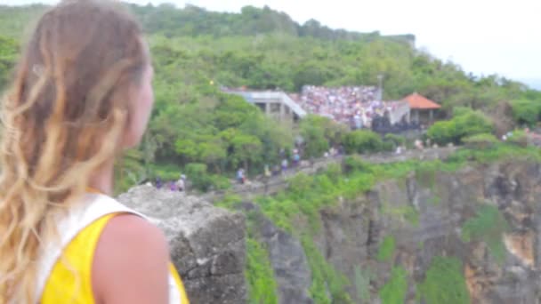BALI: menina de pé no penhasco e olhando para o oceano no Templo de Uluwatu
 - Filmagem, Vídeo