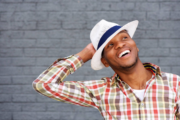 jonge Afrikaanse kerel lachen - Foto, afbeelding