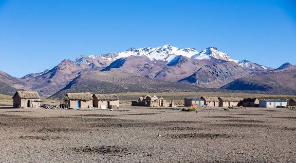 Pequeño pueblo de pastores de llamas en las montañas andinas. Un
 - Foto, imagen