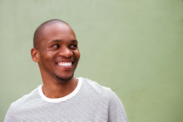 fiatal afrikai srác nevetve - Fotó, kép