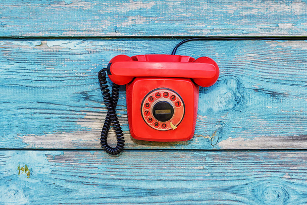 Red retro telephone on the background of old boards - Foto, Bild