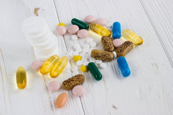 muchas píldoras de medicina de color sobre fondo blanco
 - Foto, Imagen