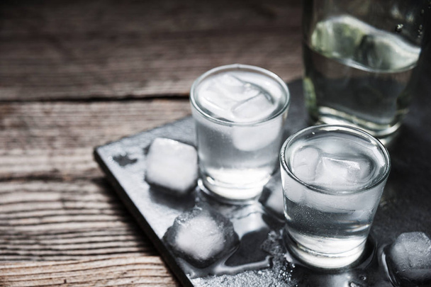 Wodka mit Eis in Schnapsgläsern - Foto, Bild