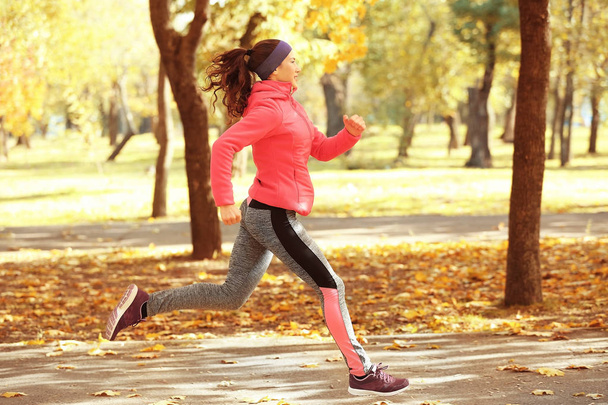 young woman running in park - Фото, зображення
