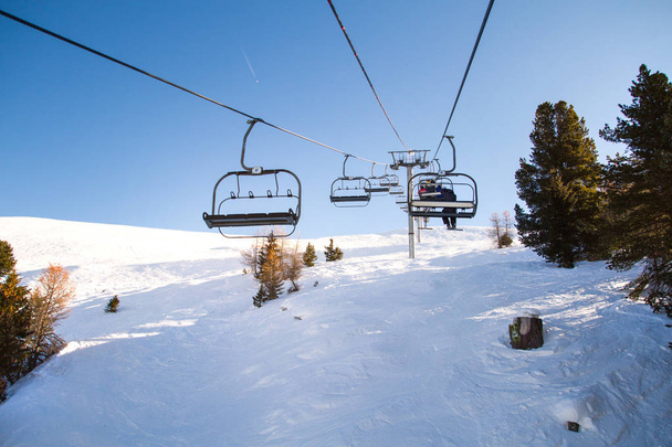 Remonte que transporta esquiadores, snowboarders
 - Foto, imagen