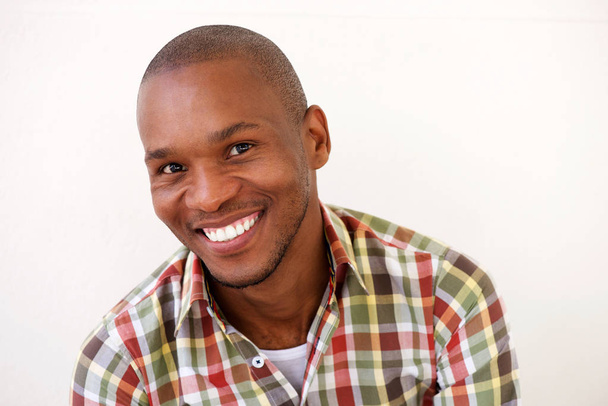  Hombre sonriendo sobre fondo blanco
 - Foto, Imagen