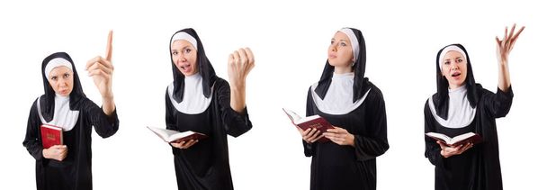 Красивая монахиня с Библией изолированы на белом
 - Фото, изображение