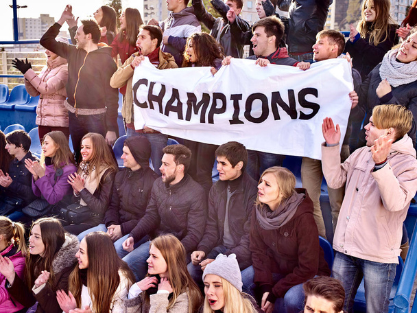 Fans encourageants dans le stade tenant bannière championne
. - Photo, image