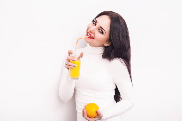 ευτυχής χαμογελαστοί νεαρή γυναίκα πίνοντας χυμό πορτοκαλιού - Φωτογραφία, εικόνα