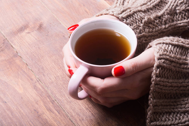 Tea in woman hand - Foto, imagen