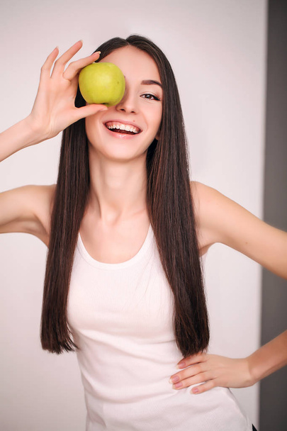ダイエット。新鮮なフルーツ健康食品の選択肢を作る彼女の図のため気に若い美しい少女。健康的な食事の概念 - 写真・画像