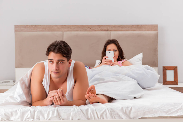 Familienkonflikt mit Ehefrau Ehemann im Bett - Foto, Bild