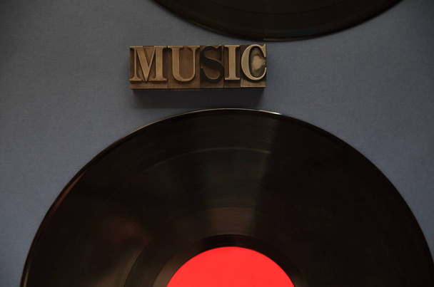 Twee vinylplaten met muziek-woord - Foto, afbeelding