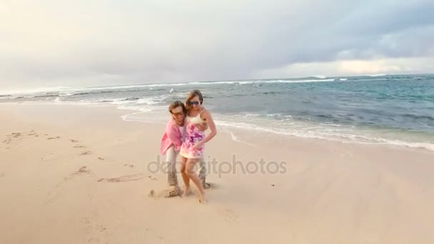 Ελκυστικό ζευγάρι υγιή διασκεδάζοντας μαζί να τρέχει στην παραλία - Πλάνα, βίντεο