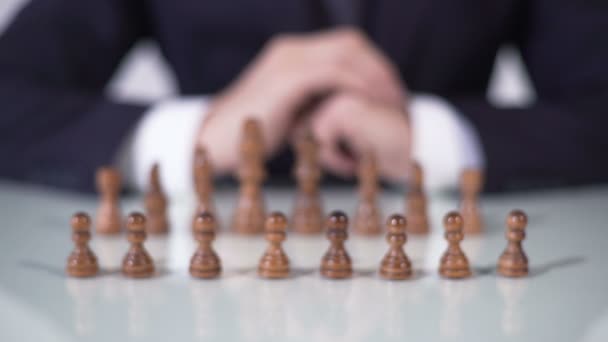 Player sacrificing pawn in chess game, startup company entering large market - Séquence, vidéo