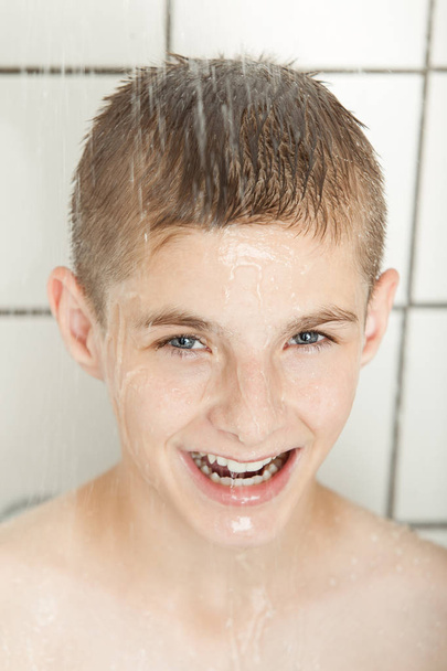 シャワーで笑みを浮かべて少年 - 写真・画像