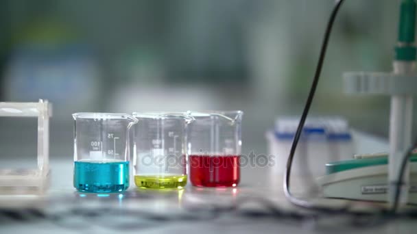 Laboratoriumglaswerk in chemische lab. Chemische vloeistoffen in laboratorium kolven - Video