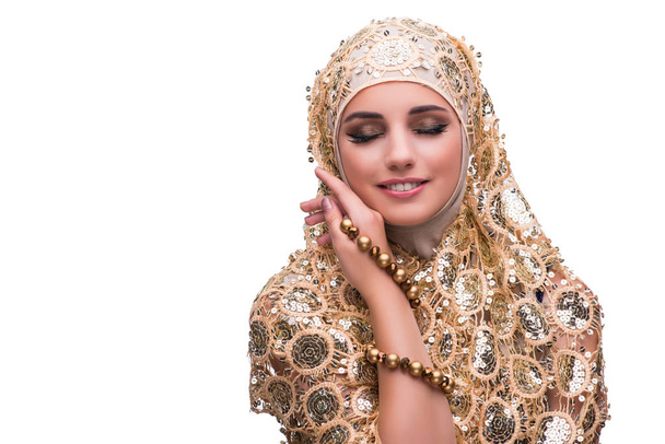 Femme musulmane en couverture d'or isolé sur blanc
 - Photo, image