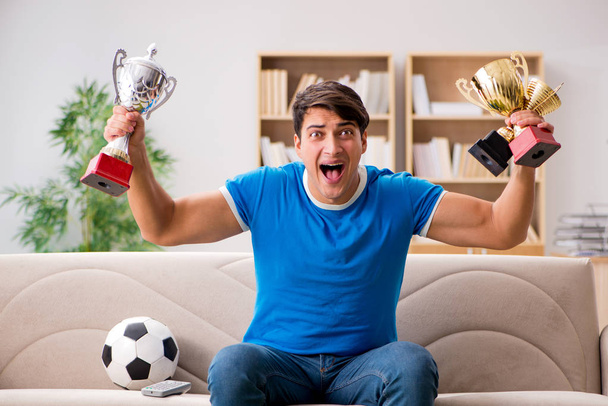 Mann schaut Fußball zu Hause auf Couch - Foto, Bild