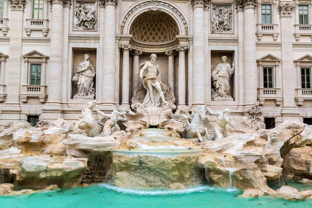 Fountain di Trevi in Rome - Foto, immagini