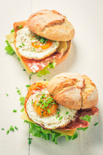Tasty burger with lettuce, bacon and eggs - Foto, Imagem