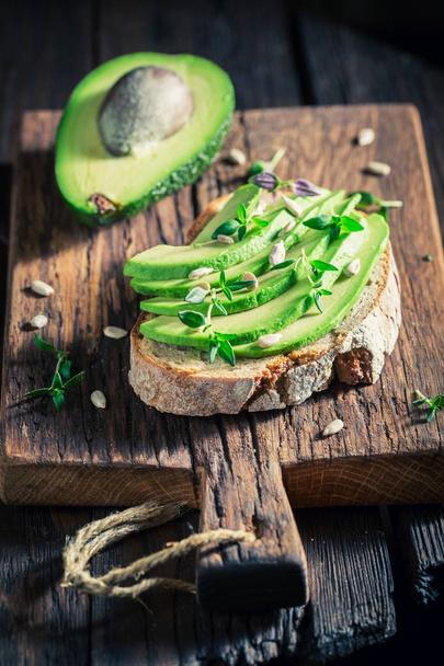 Spring sandwich with avocado and herbs and seeds - Foto, afbeelding